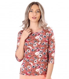 Elastic jersey blouse printed with floral motifs