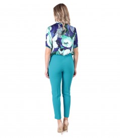 Ankle pants with satin blouse printed with floral motifs