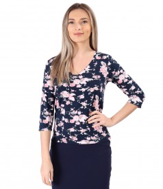 Blouse made of elastic jersey printed with floral motifs