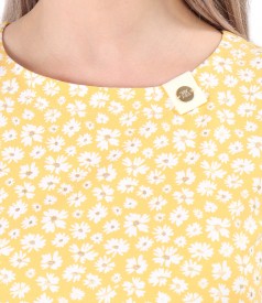 Blouse made of elastic cotton printed with floral motifs