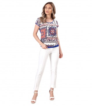 Casual blouse made of printed viscose and ankle pants