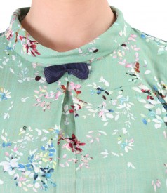 Casual cotton blouse with viscose printed with floral motifs.