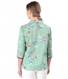 Casual cotton blouse with viscose printed with floral motifs.