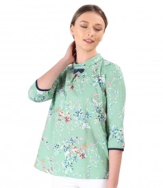 Casual cotton blouse with viscose printed with floral motifs.