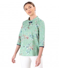 Casual cotton blouse with viscose printed with floral motifs.