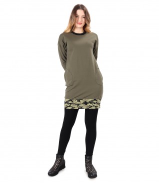 Smart casual outfit with sweatshirt dress and elastic jersey leggings
