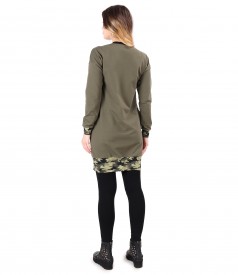 Smart casual outfit with sweatshirt dress and elastic jersey leggings
