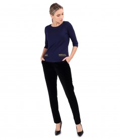 Elegant outfit with elastic velvet pants and fine elastic jersey blouse