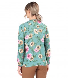 Casual blouse printed with floral motifs