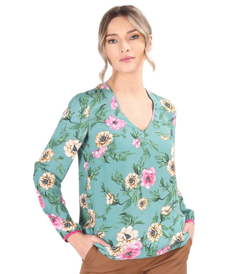 Casual blouse printed with floral motifs