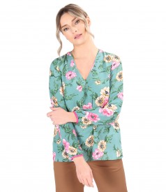 Casual blouse printed with floral motifs