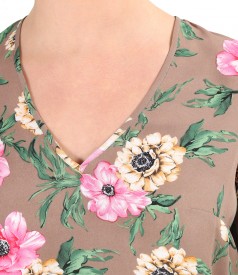 Casual blouse printed with floral motifs