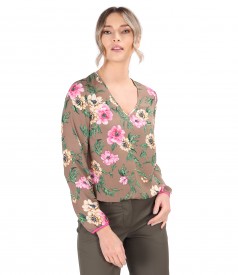 Casual blouse printed with floral motifs