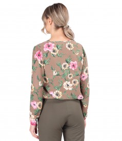 Casual blouse printed with floral motifs