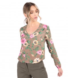 Casual blouse printed with floral motifs