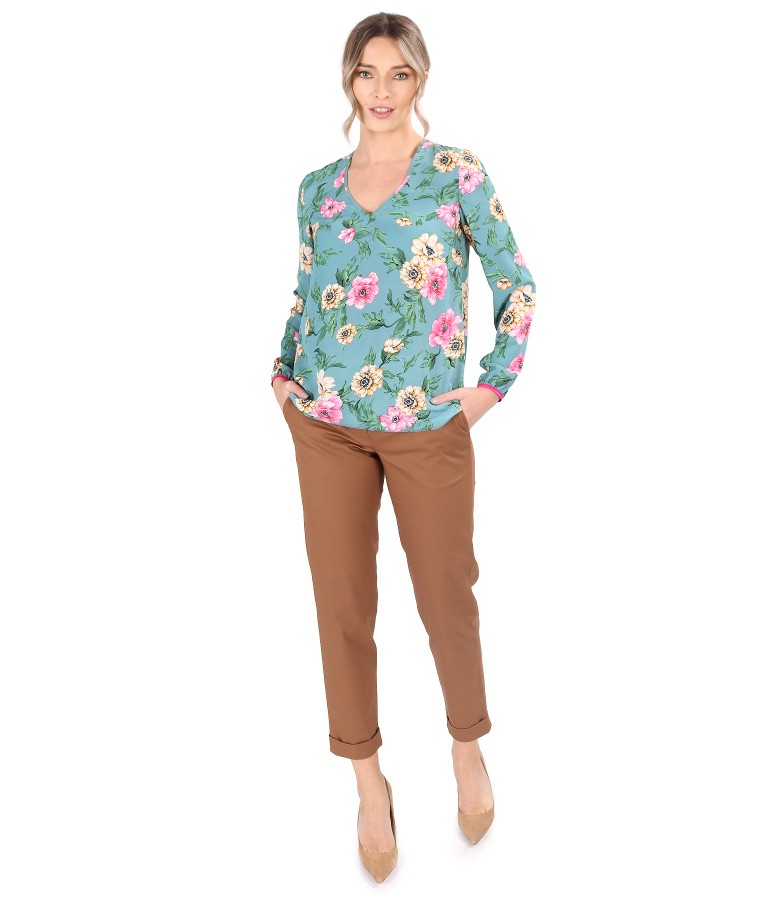 Elegant outfit with printed viscose blouse with cotton pants