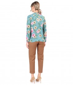 Elegant outfit with printed viscose blouse with cotton pants