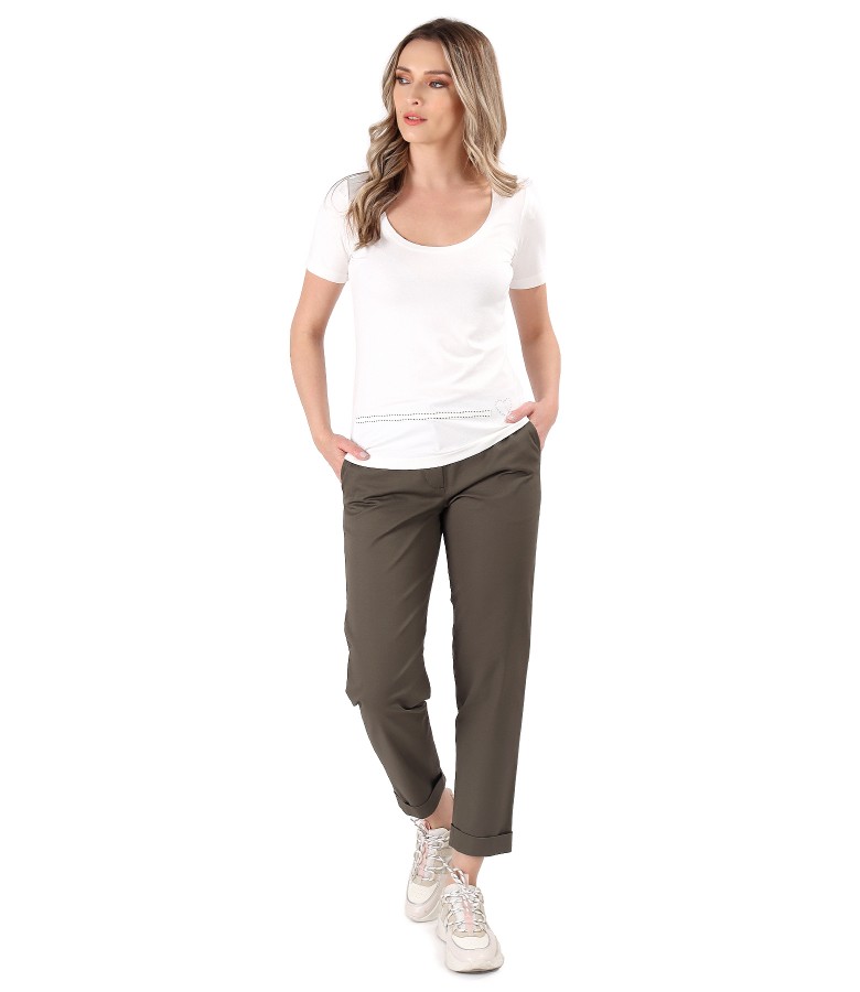 Casual outfit with cotton trousers and fine elastic jersey blouse