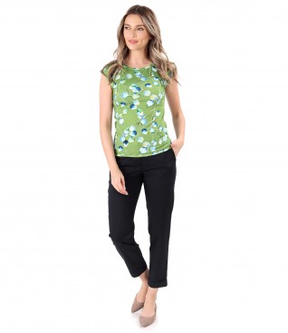 Casual outfit with stretch cotton trousers and digital print jersey blouse