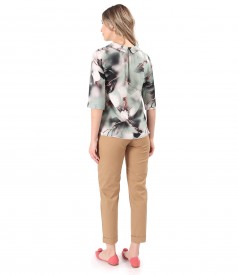 Casual outfit with cotton pants and floral motive blouse