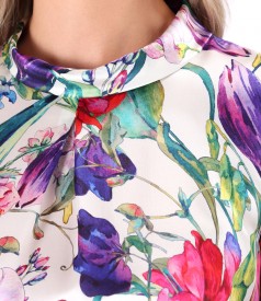 Natural silk blouse printed with floral motifs