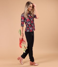 Elastic jersey blouse printed with floral motifs