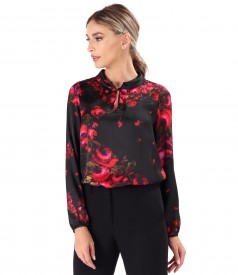 Elegant blouse printed with floral motifs