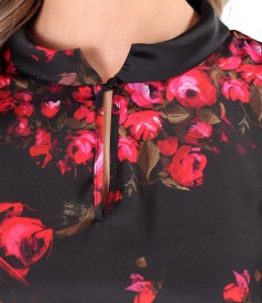 Elegant blouse printed with floral motifs