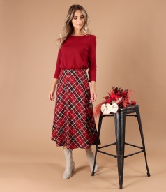 Elegant outfit with checkered midi skirt and elastic jersey blouse