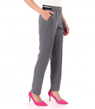 Ankle pants made of elastic fabric