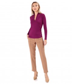 Elastic jersey blouse with deep neckline and ankle pants