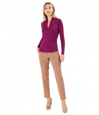 Elastic jersey blouse with deep neckline and ankle pants