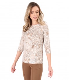 Elegant blouse made of elastic jersey printed with floral motifs