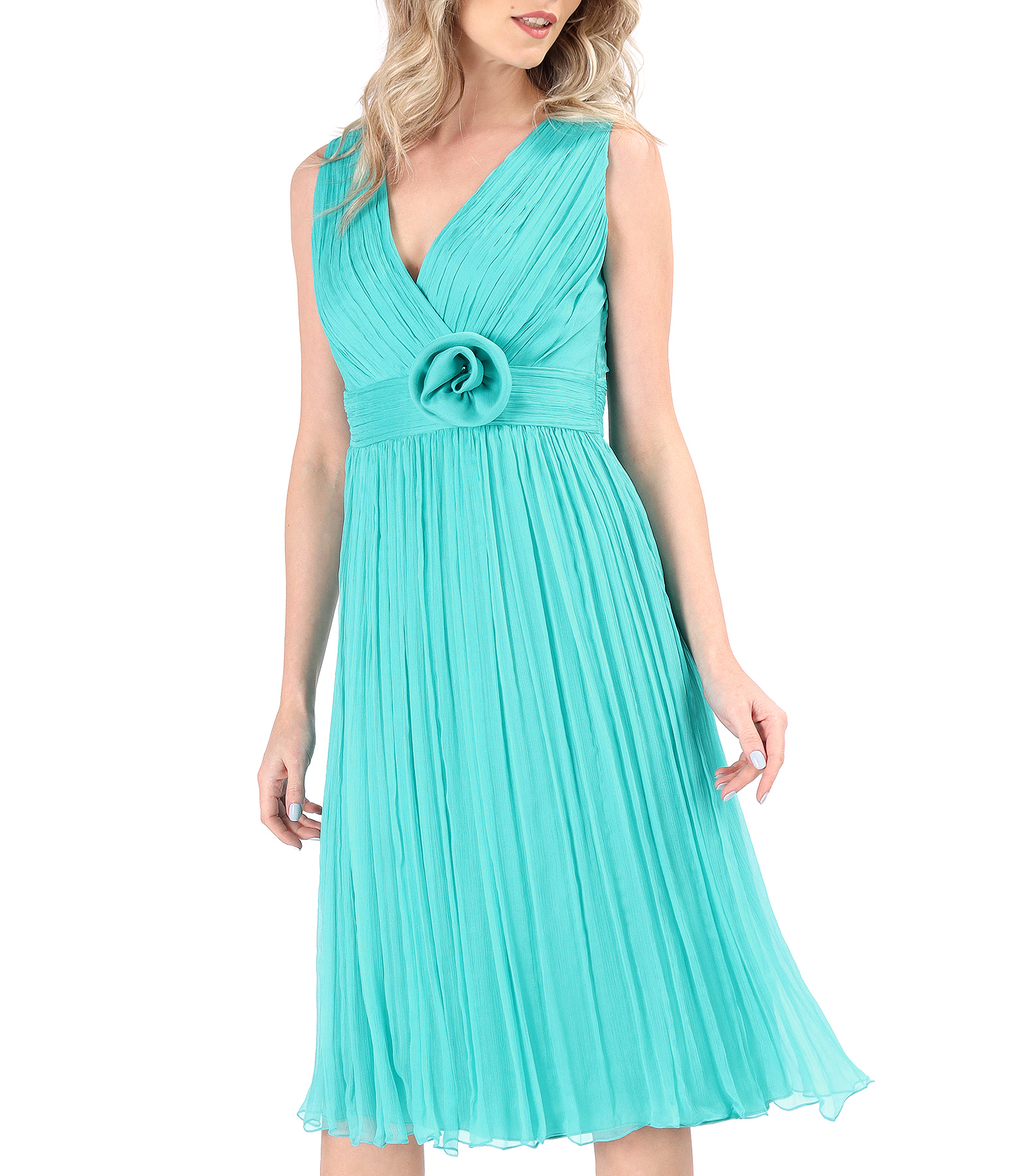 Evening dress in natural silk chiffon with brooch