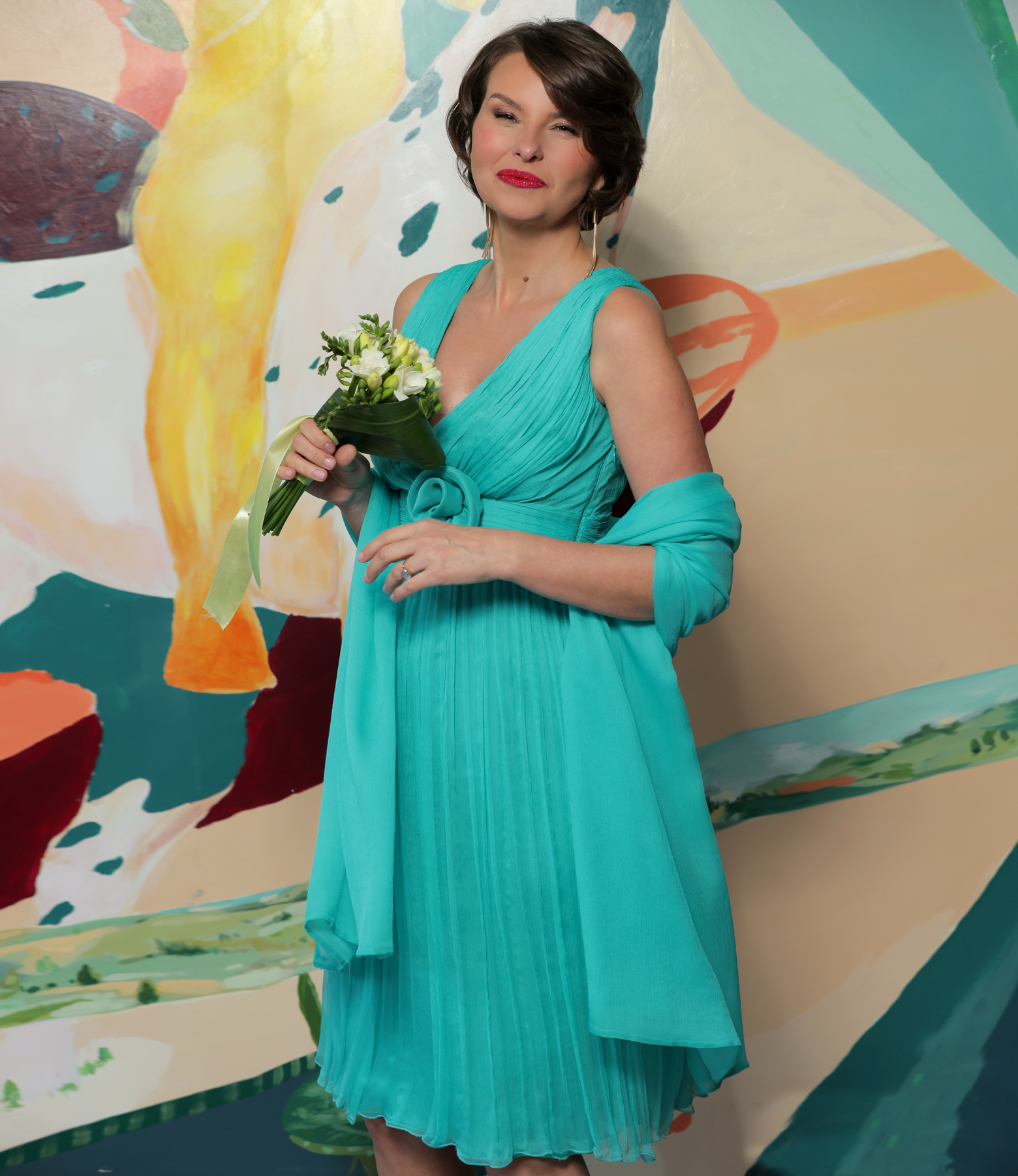 Evening dress in natural silk chiffon with brooch