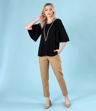 Elegant blouse with wide sleeves and ankle pants