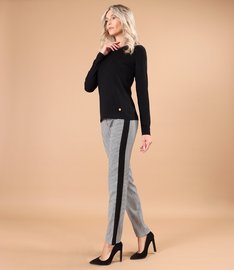 Elegant outfit with jersey blouse with long sleeves and ankle pants