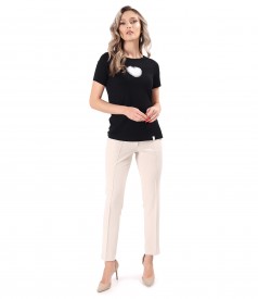 Ankle pants with a jersey blouse with a tulle heart