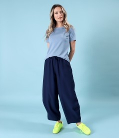 Casual outfit with viscose pants and jersey blouse