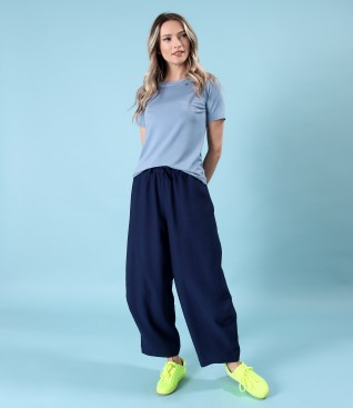 Casual outfit with viscose pants and jersey blouse