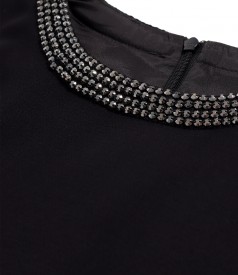 Flared dress with collar with crystals