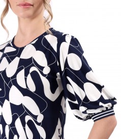 Elegant blouse made of elastic jersey printed with geometric motifs