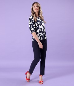 Elegant blouse made of elastic jersey printed with geometric motifs