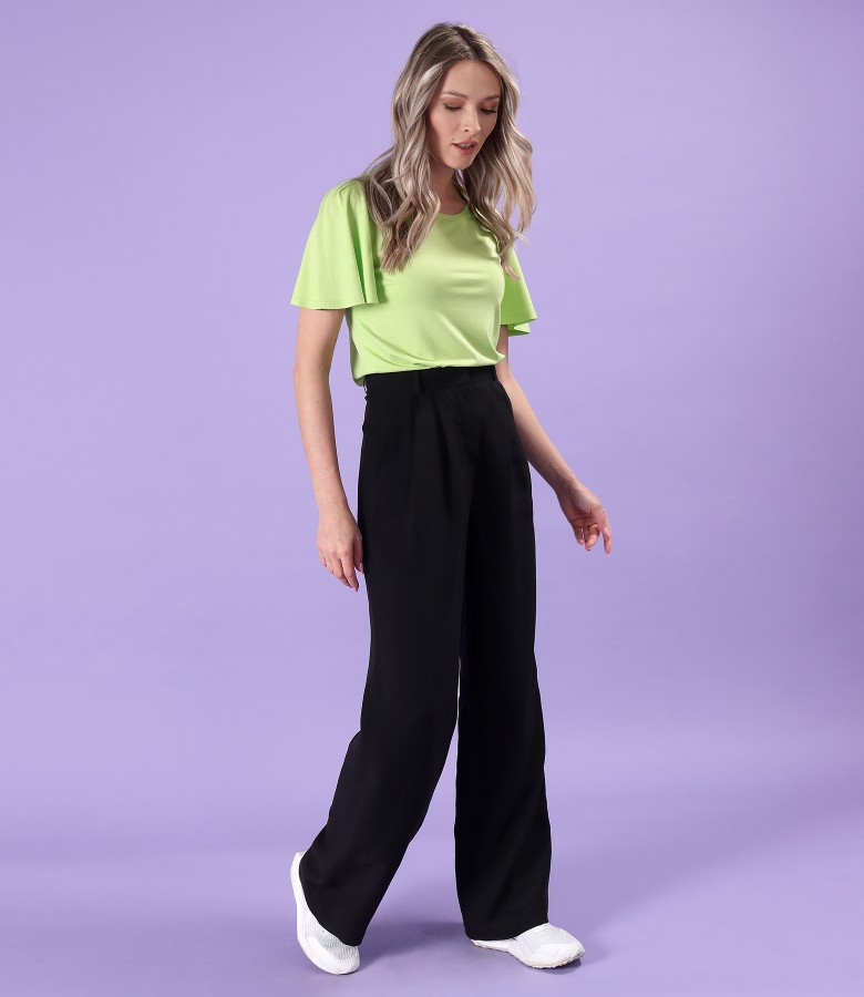 Casual outfit with jersey blouse with wide sleeves and pants