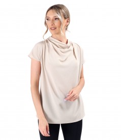 Blouse with pleats on the shoulder