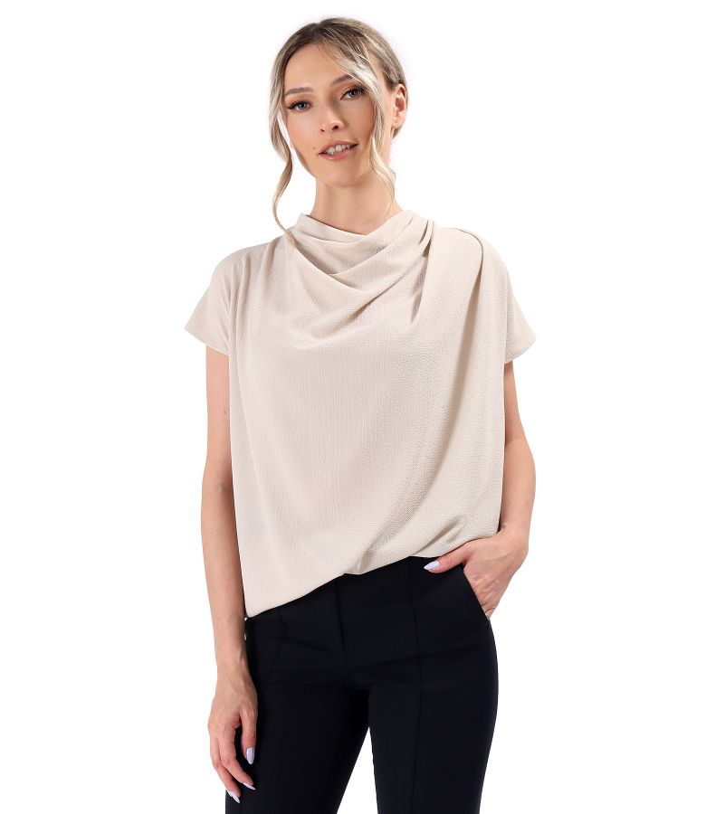 Blouse with pleats on the shoulder