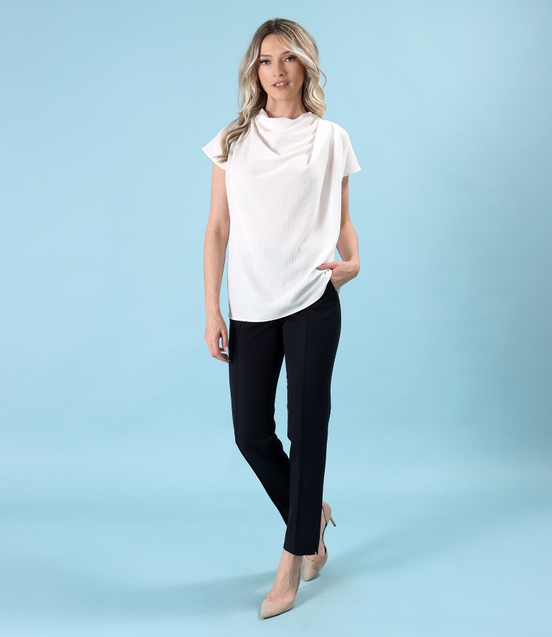 Ankle pants with blouse with pleats on the shoulder