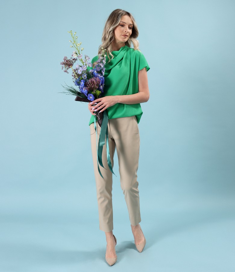 Blouse with pleats on the shoulder and ankle pants