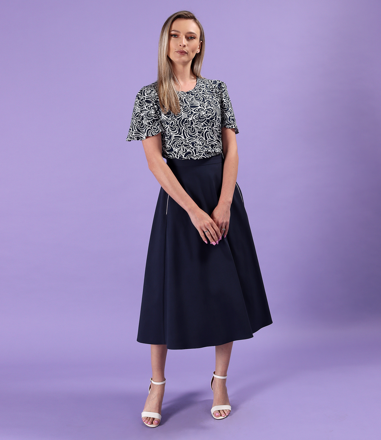 Smart casual outfit with a semi-flared skirt and jersey blouse with voluminous sleeves
