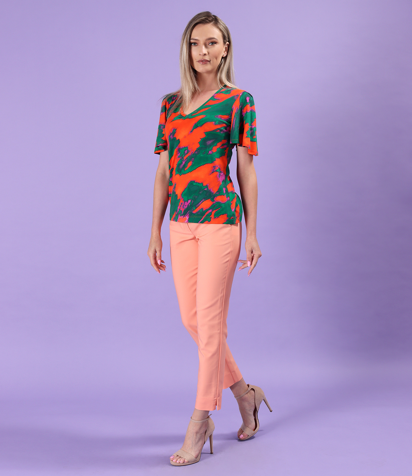 Tapered trousers with blouse with voluminous sleeves